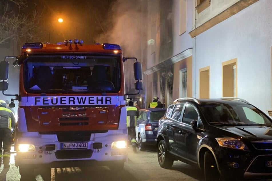 Durch die geparkten Autos hatte es die Feuerwehr schwer zum Einsatzort zu gelangen.