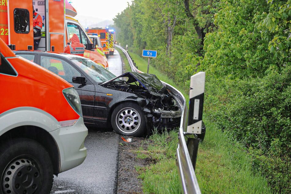Bei dem Unfall auf der A535 wurden die fünf Autoinsassen, darunter drei Kinder, schwer verletzt.