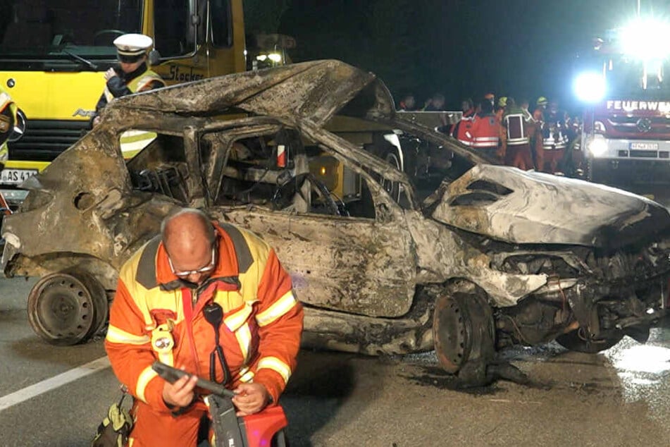 Der Peugeot-Fahrer konnte sich nicht aus seinem Auto befreien. Er verbrannte im Wrack.