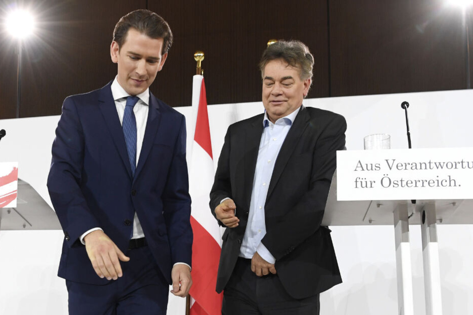 Sebastian Kurz (l.), Vorsitzender der Österreichischen Volkspartei (ÖVP), und Werner Kogler, Vorsitzender der Grünen in Österreich, treten nach der Präsentation des Regierungsprogramms vom Podium.