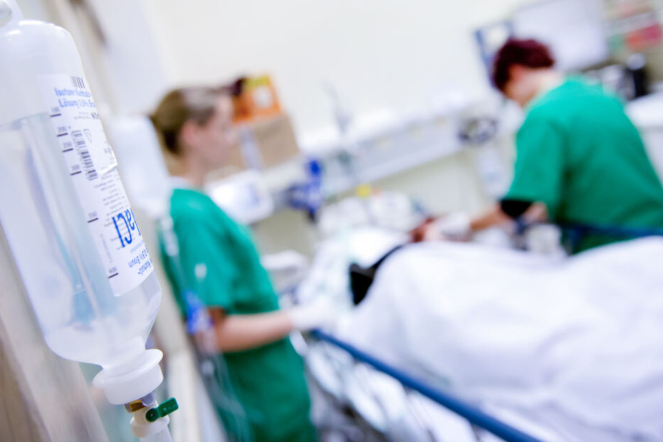 Medizinisches Personal versorgt in einem Krankenhaus einen Patienten. (Symbolfoto)