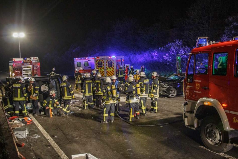 Die Autobahn glich nach dem Unfall einem Trümmerfeld.