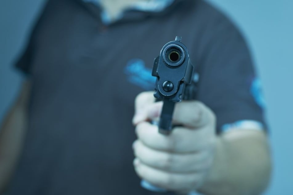 Der Räuber hatte eine Pistole gezogen. (Symbolbild)