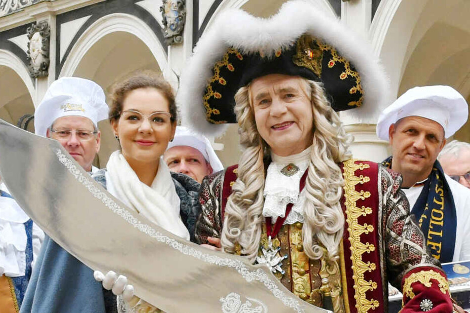 Bereit für Fest und Anschnitt am Kulturpalast: Stollenmädchen Veronika Weber (23) und August der Starke mit dem großen Stollenmesser.