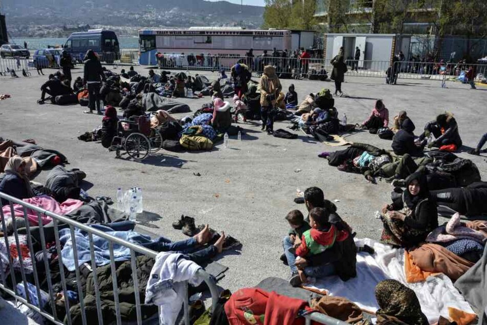 Zutritt in Lager verweigert: Viele Flüchtlinge aus Türkei campen am Hafen von Lesbos
