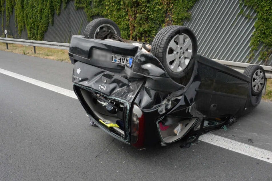 Der Corsa der 20-Jährigen überschlug sich, bis er auf dem Dach liegen blieb.