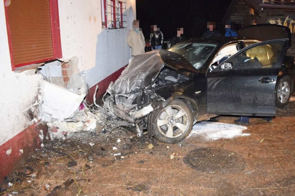 Der BMW durchbrach beim Aufprall die Küchenwand.
