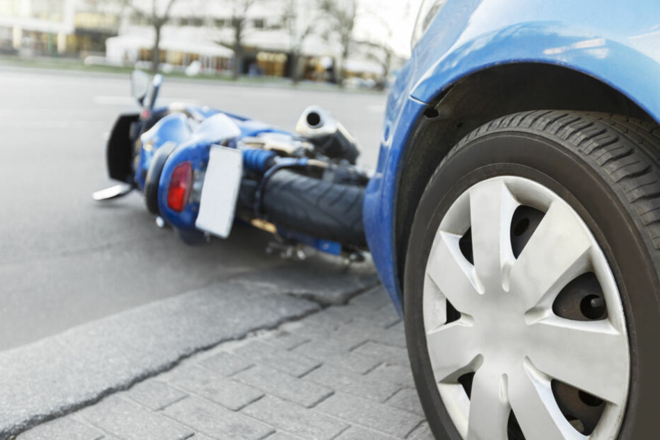 Ein VW-Fahrer hatte den Biker beim Abbiegen erfasst. (Symbolbild)
