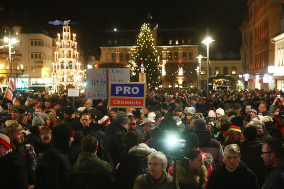 Zahlreiche Teilnehmer einer Kundgebung der NPD stehen auf dem Altmarkt.