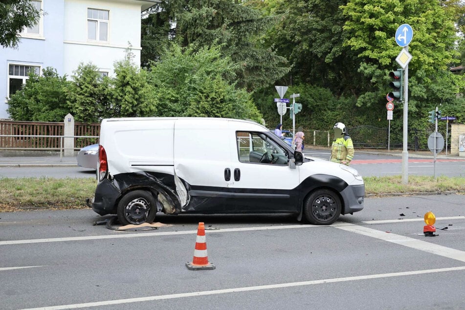 Bilder vom Unfallort zeigen mehrere beschädigte Fahrzeuge.