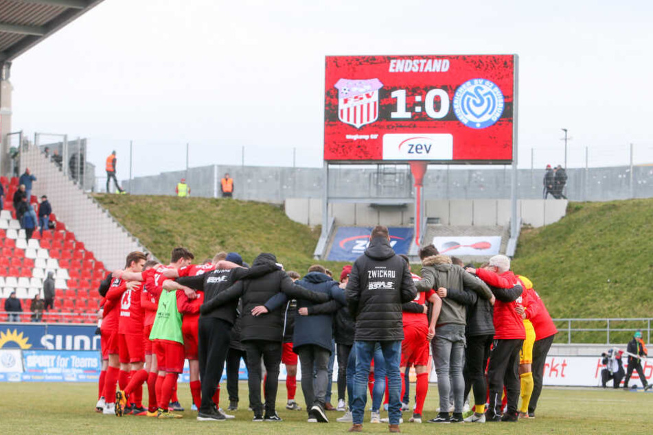 Ein verschworener Haufen: Die FSV-Mannschaft rückte nach dem hochwichtigen 1:0-Sieg gegen Duisburg noch enger zusammen.