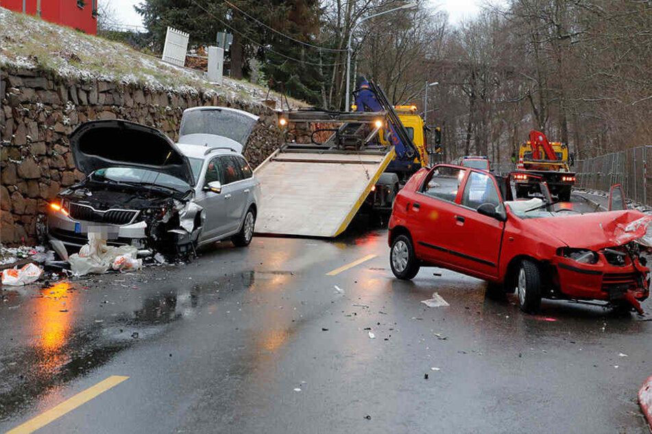 Bei dem Unfall wurden zwei Personen verletzt.
