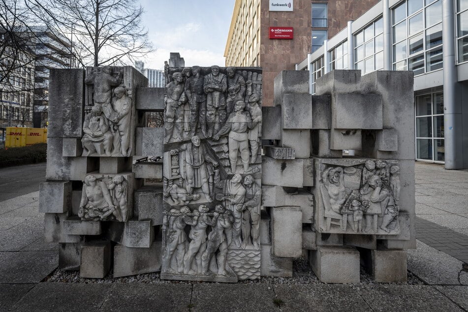 Das Ensemble "Lobgedichte" wurde 1972 von drei Bildhauern erschaffen.