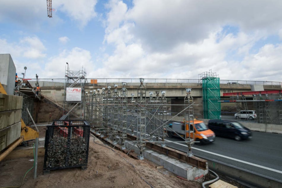 Das Paar hielt an einer Baustelle auf der A3 bei Erlangen und verständigte den Notarzt. (Archivbild)