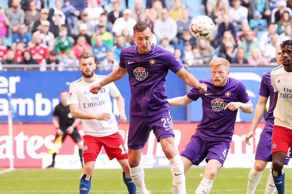 Dominik Wydra verlor im Volksparkstadion kein Kopfballduell. In dieser Szene klärt er eine Ecke der Hamburger.