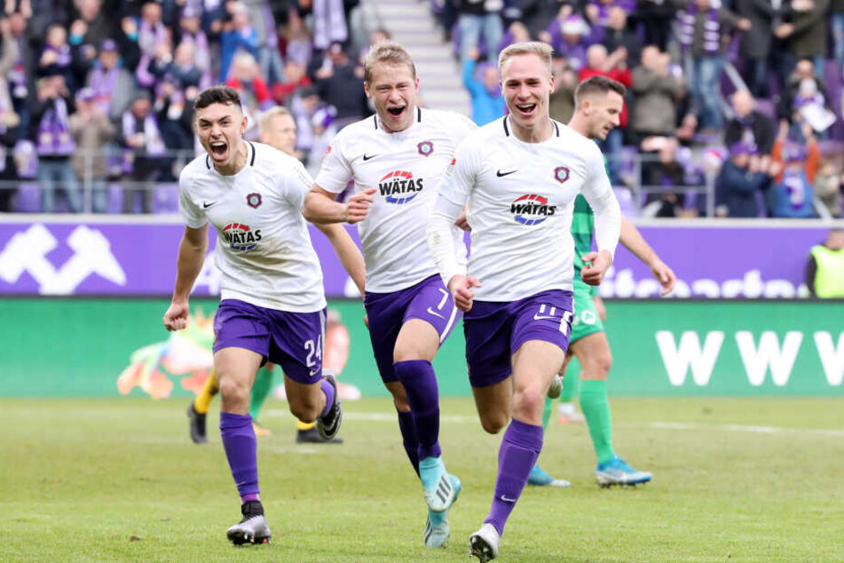 Florian Krüger (r.) ist aus der ersten Elf derzeit nicht wegzudenken. Hier wird er nach seinem Treffer zum 3:0 gegen Fürth von Jan Hochscheidt (M.) und Patrick Strauß "gejagt".
