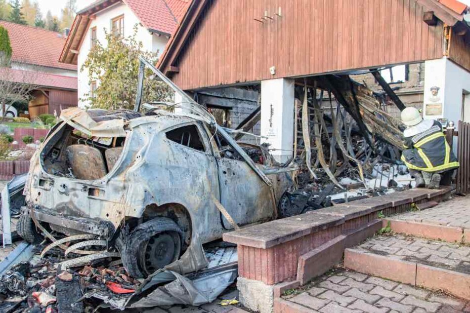 Das in der Garage abgestellte Auto brannte komplett aus.