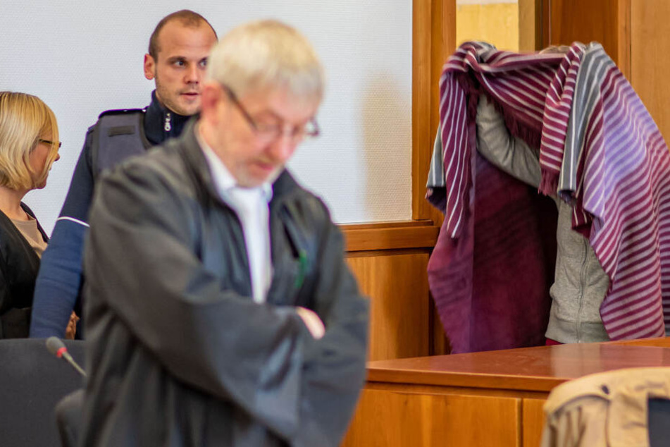 Die Angeklagte kommt zu Beginn des Prozesses in den Gerichtssaal.