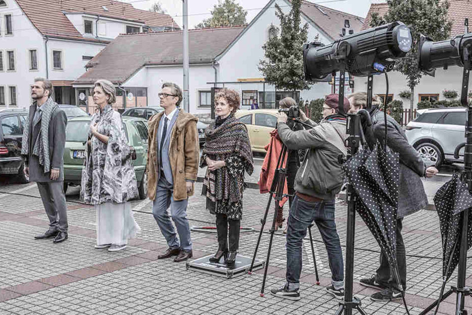 Vor der Leubener Operette erinnern sich die gealterten Stars an ihre Erfolge in jungen Jahren.