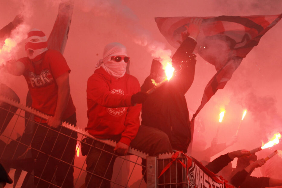 FCK-Fans zünden Pyrotechnik.