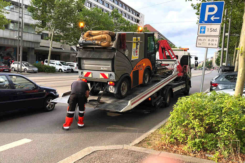Gelungener Abschluss. Das Kehrfahrzeug wird abtransportiert.