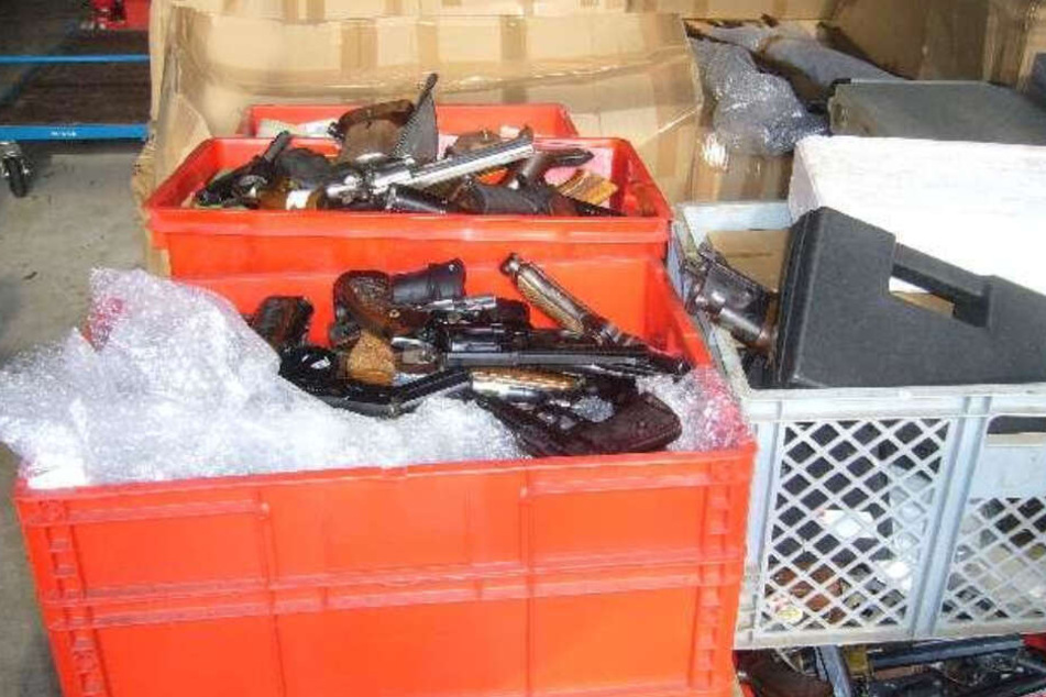 Unzählige Waffen liegen in Kisten und Kartons. Die Polizei hat sie beschlagnahmt.