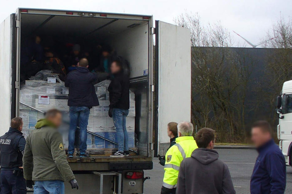 Bundespolizisten befreien an der deutsch-niederländischen Grenze neun irakische Flüchtlinge aus einem verplombten Kühllaster.