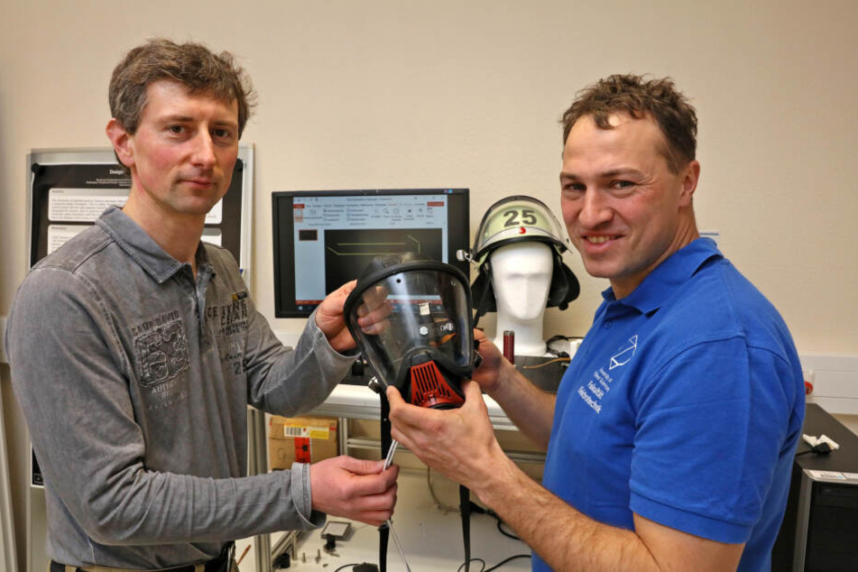 Rigo Herold (38, r.), WHZ-Professor für Digitale Systeme, und Mitarbeiter Falk Weidenmüller haben eine Atemmaske mit integrierter Datenbrille entwickelt.