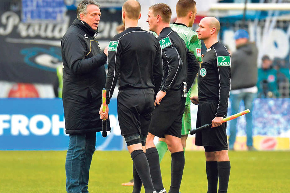 Dynamo-Trainer Uwe Neuhaus (l.) wertete mit Schiri Robert Schröder (M.) vor allem eine Szene aus.