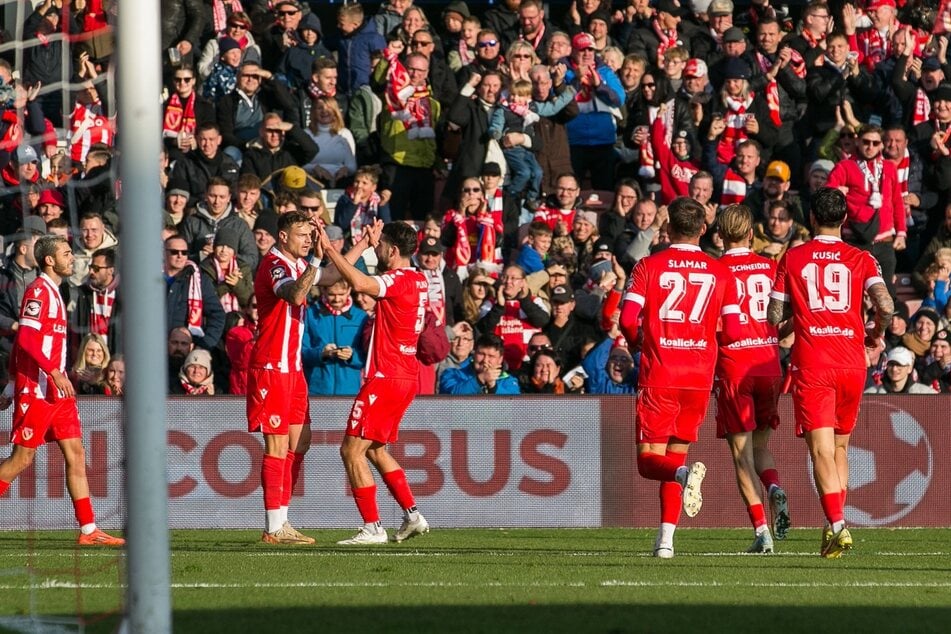 Energie-Torjäger Timmy Thiele (2.v.l.) sorgte für den ersten Stimmungslöser.