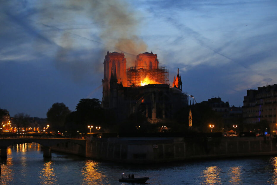 Feuerwehrleute versuchen, das Feuer in der Kathedrale Notre-Dame zu löschen.