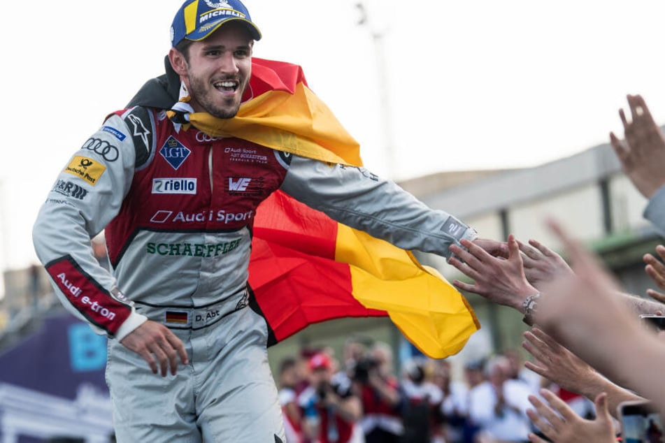 Der Gewinner des letzlährigen Rennens Daniel Abt vom Team Audi ABT jubelt vor der Siegerehrung auf dem Tempelhofer Feld.