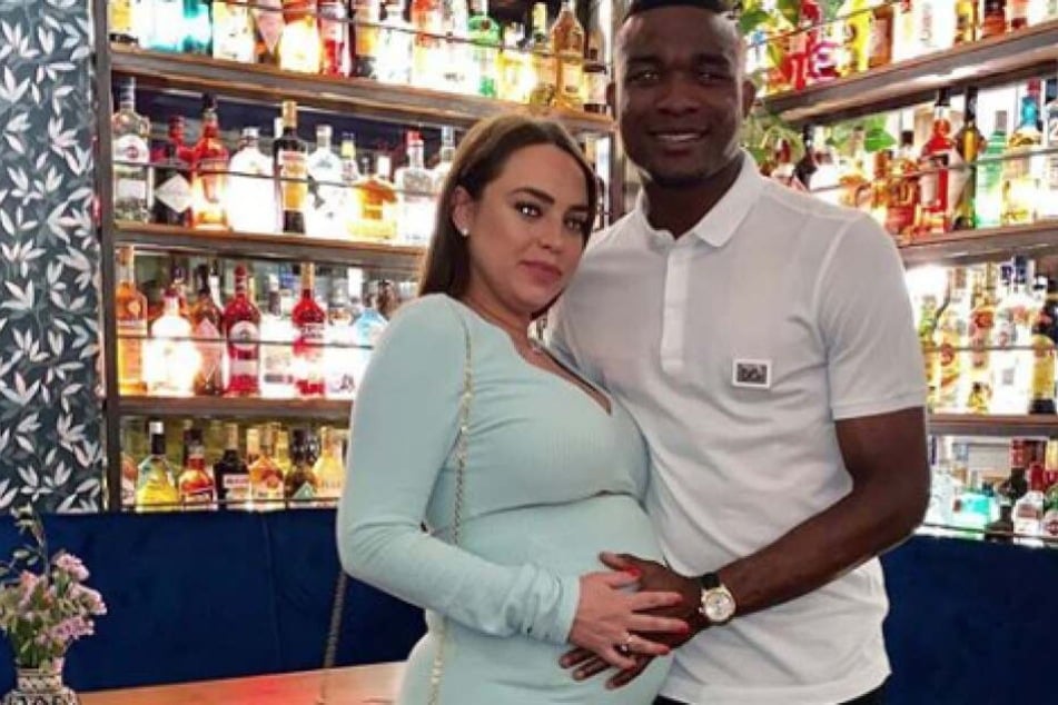Jhon Cordoba hält seine schwangere Freundin Anabel Garcia fest im Arm.