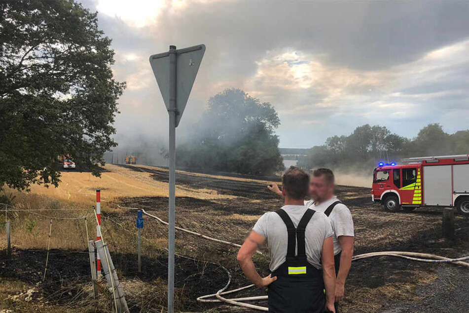 Feuerwehrmänner beraten sich vor Ort.