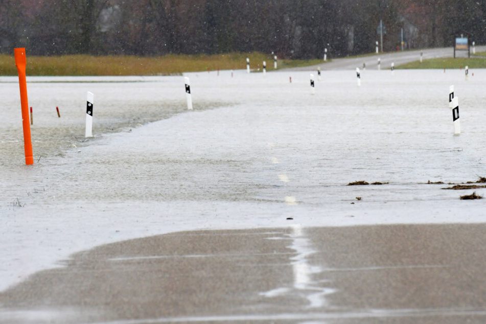 Nach Niederschlägen und der Schneeschmelze tritt die Wörnitz vielerorts über die Ufer.