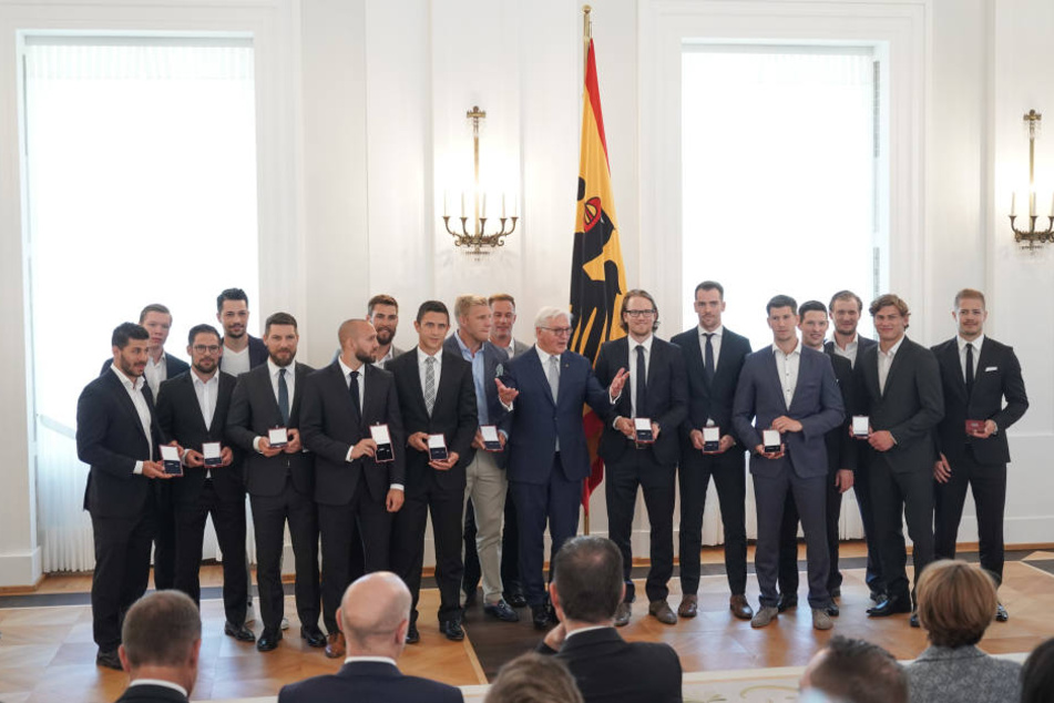 Bundespräsident Frank-Walter Steinmeier zeichnete die deutsche Eishockey-Nationalmannschaft mit dem "Silbernen Lorbeerblatt" aus.