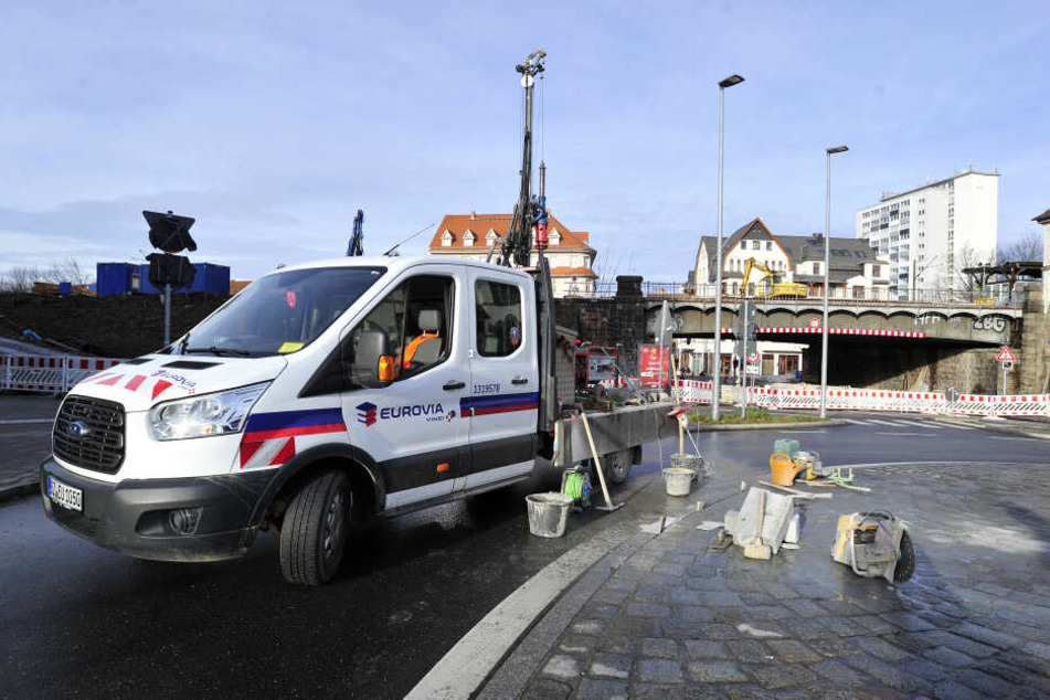 Laster und Busse hatten die Bordsteine im Kreisverkehr beschädigt. Die Baufirma muss das reparieren - ein Garantieschaden.