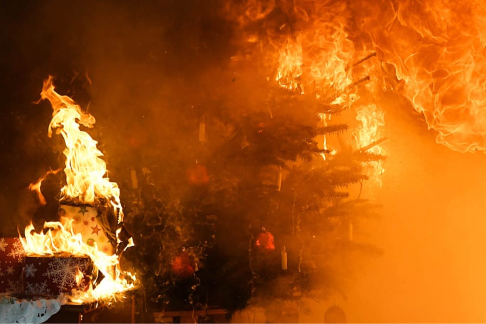 Bei einem trockenen Weihnachtsbaum kann sich das Feuer explosionsartig ausbreiten (Symbolbild).