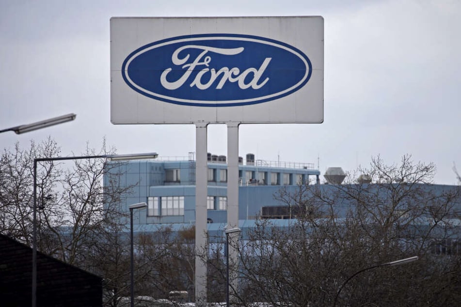 Köln: Ein Schild mit dem Ford-Logo steht vor dem Werk.
