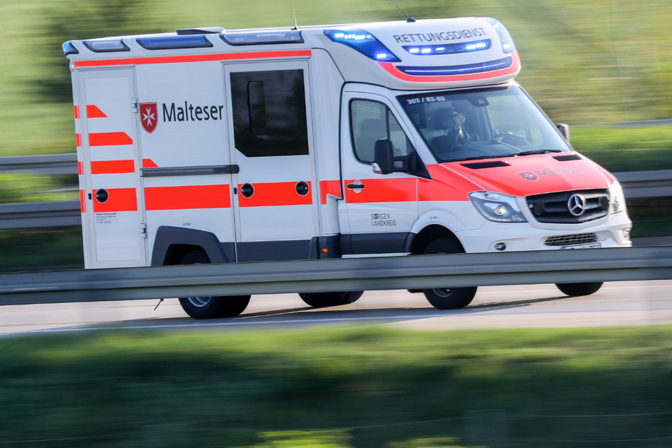 Schulbus kollidiert mit Auto: 13 Verletzte!