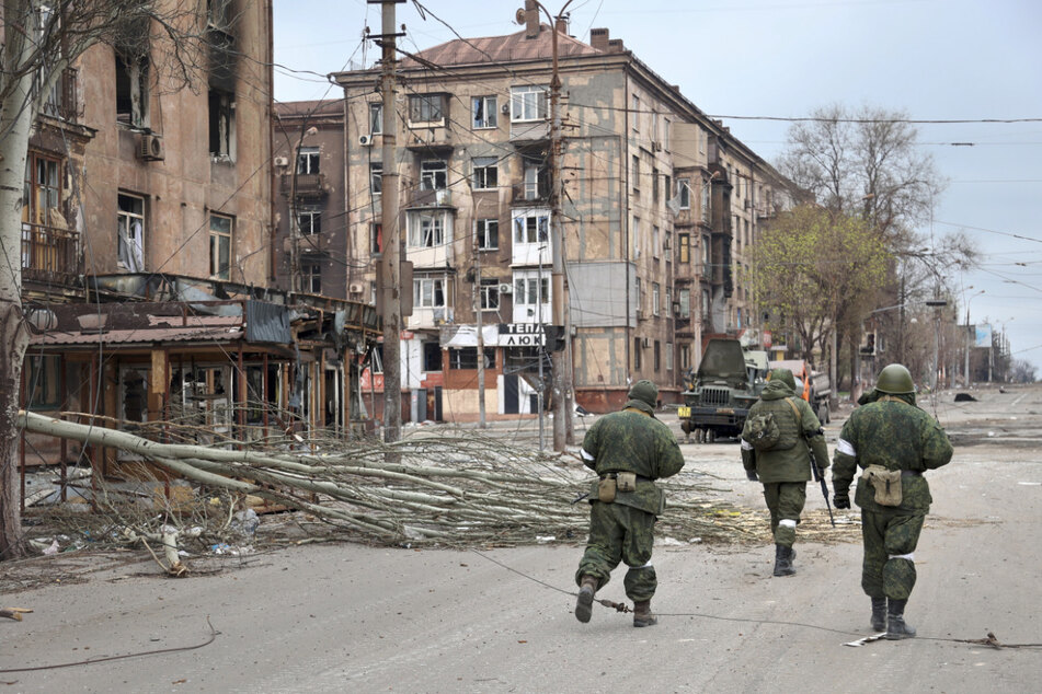 Soldaten der Miliz der "Volksrepublik" Donezk laufen durch die stark beschädigte Stadt Mariupol. Die Separatisten kontrollierten das Gebiet.