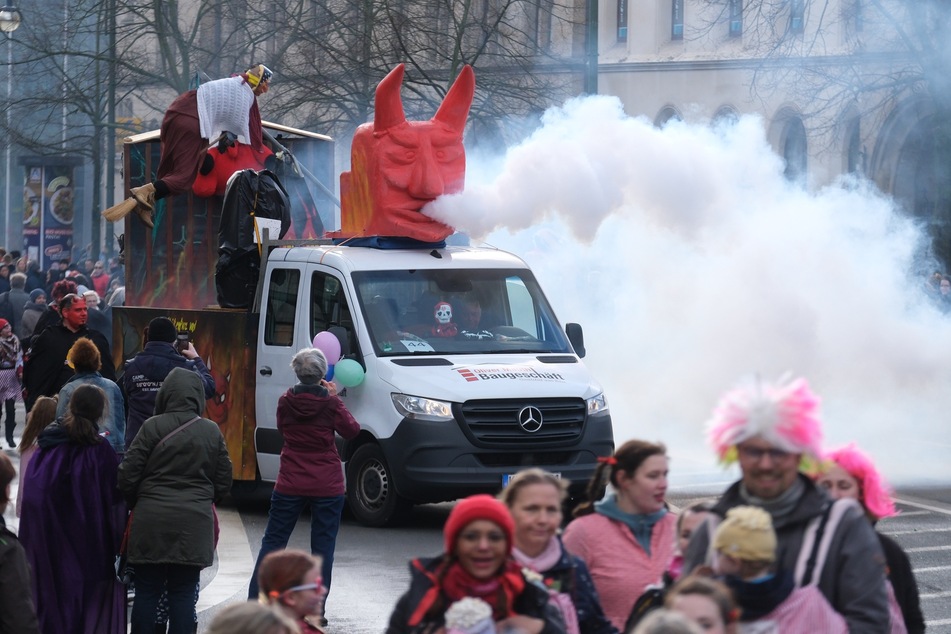 In Dessau zogen Karnevalisten schon am Sonntag durch die Stadt.