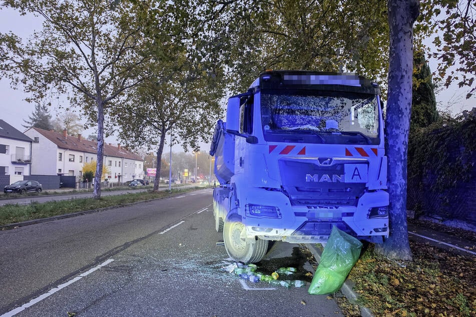 Für den Fahrer kam jede Hilfe zu spät. Nach einem medizinischen Notfall starb der Mann im Krankenhaus.