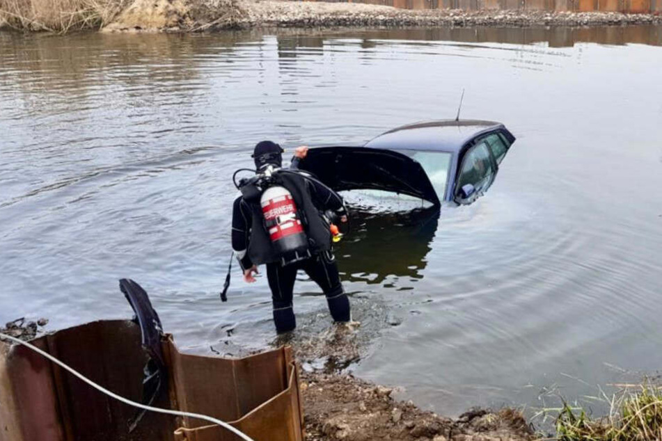 Die Feuerwehr konnte den Wagen aus dem Wasser ziehen.
