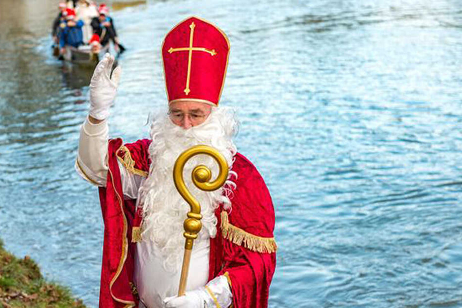 Im Anschluss an seine Werre-Fahrt zieht der Nikolaus durch Herford.