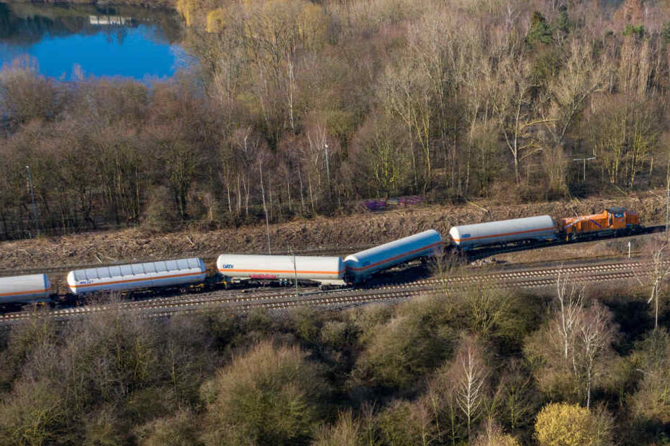 Die Waggons entgleisten direkt an der Autobahn
