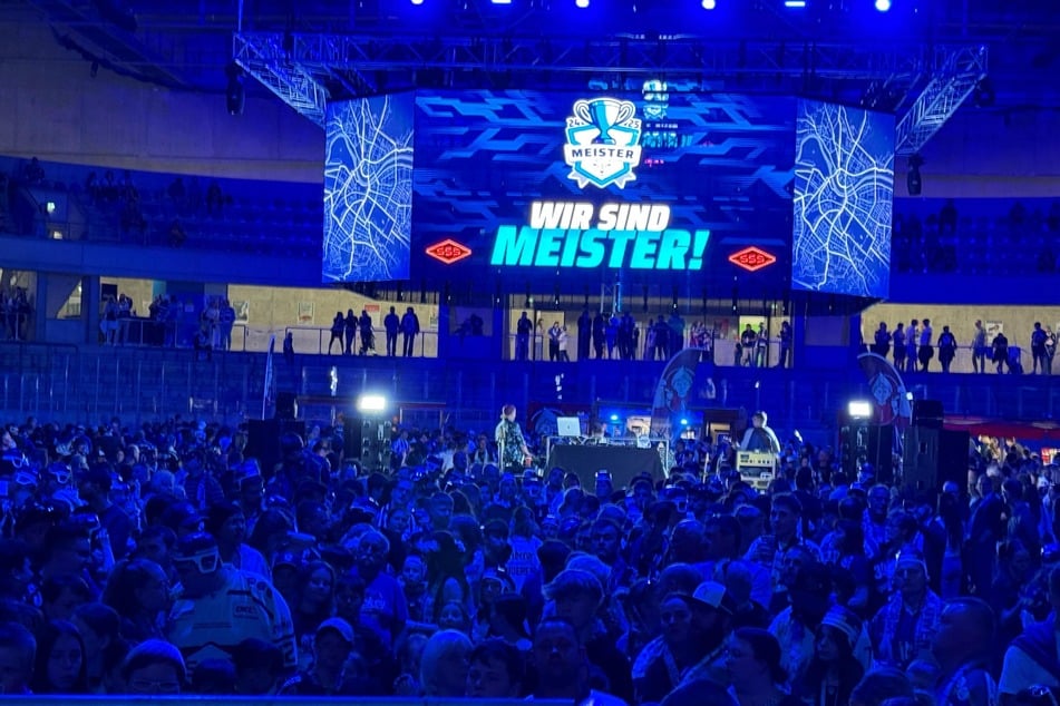 Der Löwenkäfig strahlt am Mittwochabend in Blau und Weiß.
