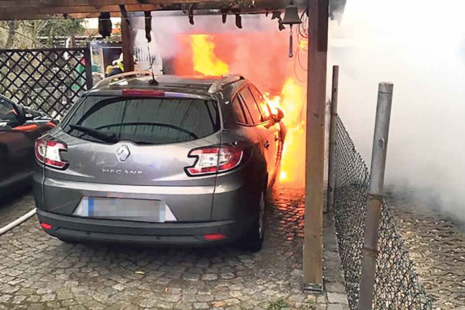 Das Feuer hatte auf eine Garage, ein Carport sowie auf ein Auto übergegriffen.