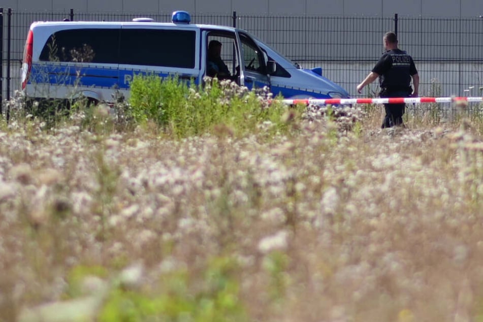 Polizisten vor Ort im Industriegebiet Haid in Freiburg.