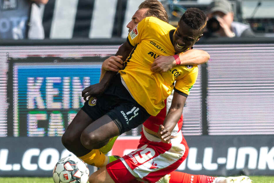 Viele Vereine kann es treffen, dass sie unten reinrutschen. Auch die SG Dynamo Dresden, bei der Tor-Stürmer Moussa Koné (vorn) ausfällt, ist ein Kandidat.